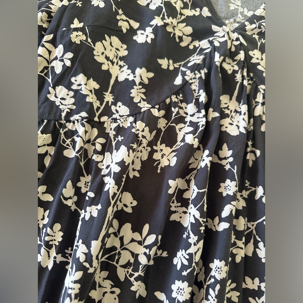 5 for $20 Deal- Old Navy Floral Dress- Size XS - Picture 3 of 7